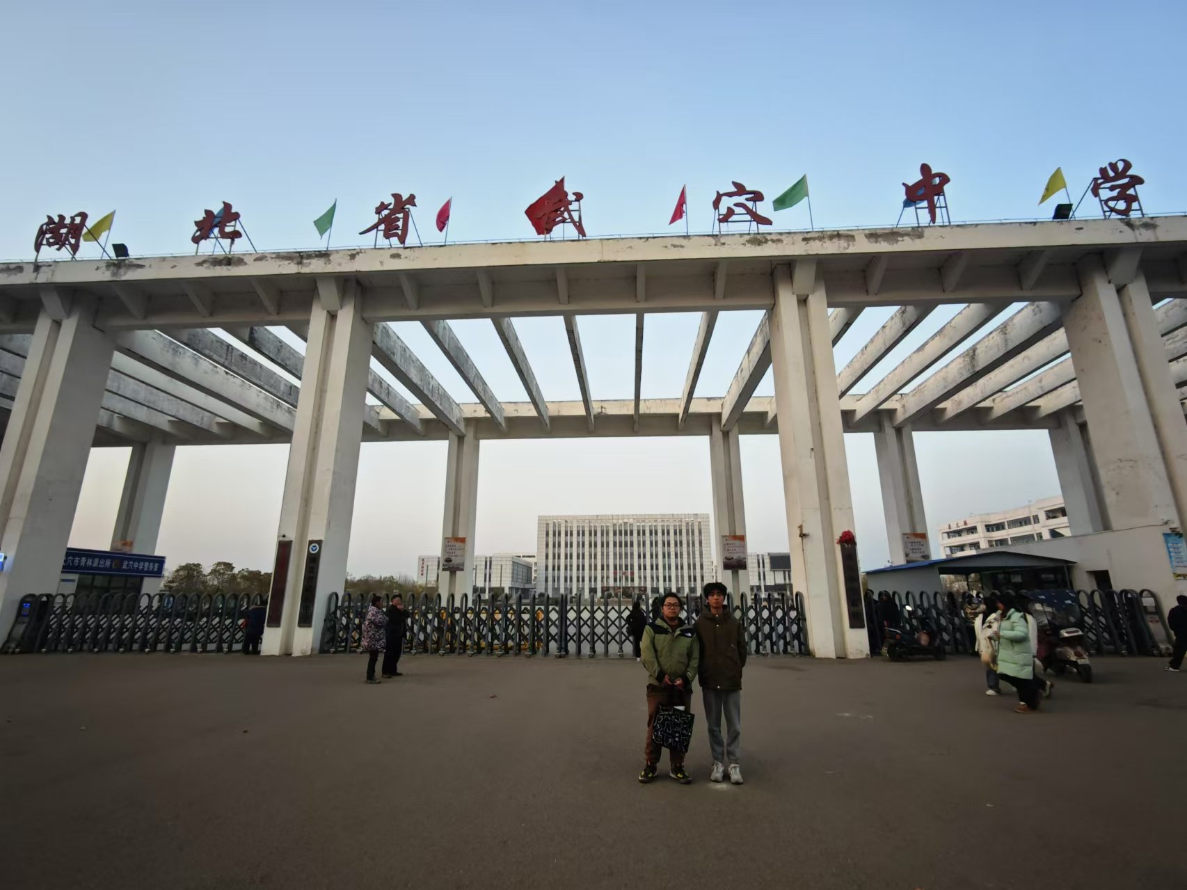 圖為部分隊(duì)員在校門(mén)口合影。王昊 供圖