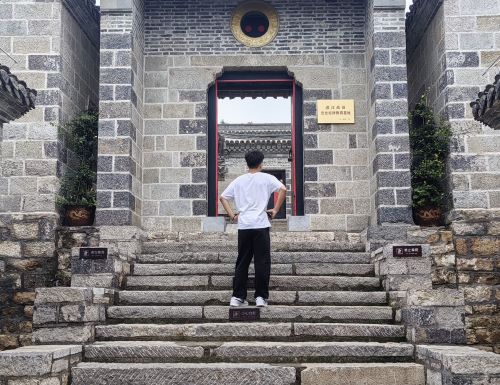 圖為實踐團成員探尋歷史痕跡 王子陽 供圖.jpg