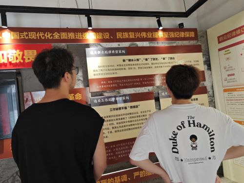 圖為實踐團成員學(xué)習(xí)相關(guān)案例 王鵬遠 供圖.jpg